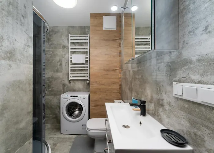 Bronowice Modern By Bookinghost *